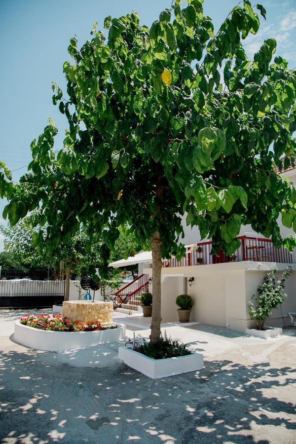 Rooms In Yard Corinto Esterno foto